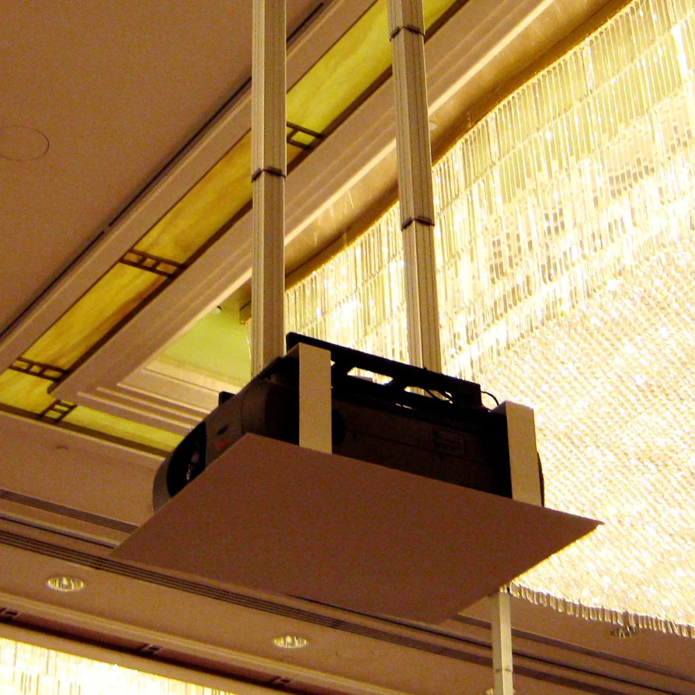 Lift máy chiếu âm trần PLE — hình ảnh chi tiết từ hãng