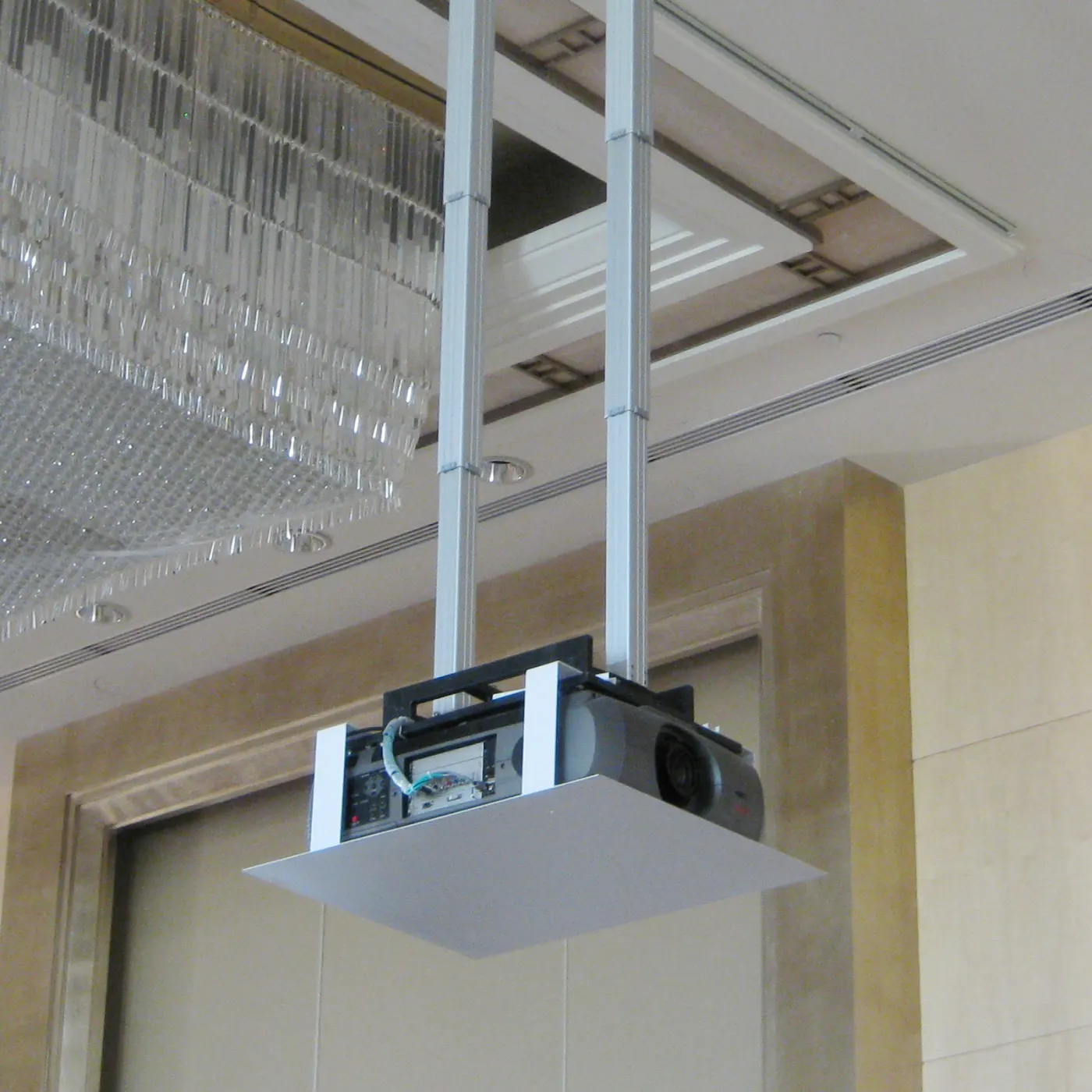 Lift máy chiếu âm trần PLF — hình ảnh chi tiết từ hãng
